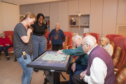 Betreuerin Sabine Roer und FSJlerin Vetjavi Tjikuua (v.l.) begleiten  das Angebot "Aktivtisch" für die Gäste der Tagespflege im St. Josef-Haus Ennigerloh.