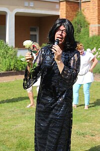 Prominenter Besuch: Nana Mouskouri wurde von Matthias Dieckerhoff verkörpert Prominenter Besuch: Nana Mouskouri wurde von Matthias Dieckerhoff verkörpert