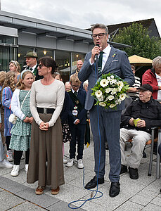 Udo Borgmann überreichte als Vorstand des Schützenvereins Blumen an die Geburtstagskinder der Pflegeeinrichtung.
