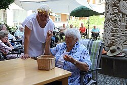 Die Wurftechnik ist das A und O beim Tischtennisball-Wurf Die Wurftechnik ist das A und O beim Tischtennisball-Wurf
