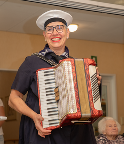 Von Betreuungsassistentin Lioba Mertens-Surmann gab es Livemusik mit dem Akkordeon.