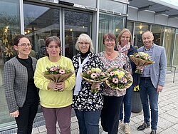 Netzwerkkoordinator Markus Giesbers und Hausleitung Kornelia Mackiewicz (l.) beglückwünschten die Dienstjubilarinnen des St. Josefs-Hauses Albersloh (v.l., mit Blumen): Andrea Bücker, Heike Platte, Birgit Schiek und Anne Quas. Im Bild fehlt Katharina Derksen.