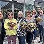 Netzwerkkoordinator Markus Giesbers und Hausleitung Kornelia Mackiewicz (l.) beglückwünschten die Dienstjubilarinnen des St. Josefs-Hauses Albersloh (v.l., mit Blumen): Andrea Bücker, Heike Platte, Birgit Schiek und Anne Quas. Im Bild fehlt Katharina Derksen.