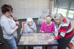In der Tagespflege des St. Elisabeth-Stift in Sendenhorst kommt der Tisch bei Betreuerin Mary Pankok und den Gästen Mathilde Scholz, Annette Lindemann und Brunhilde Westhues (v.l.) richtig gut an.