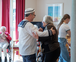 Beim Tanztee „Schwofen auf dem Kahn“ verwandelte sich der Gemeinschaftsraum im Erdgeschoss des St. Elisabeth-Stift in einen Tanzsaal.