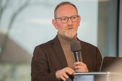 Der Soziologe Prof. Dr. Mirko Sporket stellte das Thema Einsamkeit in vielen Dimensionen vor. Der Soziologe Prof. Dr. Mirko Sporket stellte das Thema Einsamkeit in vielen Dimensionen vor.