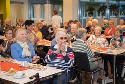 Viele interessierte Sendenhorster hörten den Vortrag und applaudierten begeistert. Viele interessierte Sendenhorster hörten den Vortrag und applaudierten begeistert.