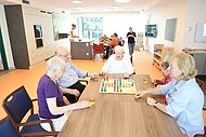 Das Wohn-Ess-Zimmer ist der Mittelpunkt für das Gemeinschaftsleben. Hier finden Aktivitäten, Mahlzeiten und Kommunikation statt. Das Wohn-Ess-Zimmer ist der Mittelpunkt für das Gemeinschaftsleben. Hier finden Aktivitäten, Mahlzeiten und Kommunikation statt.