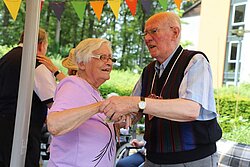 Zur Musik der Drehorgel wurde auch getanzt Zur Musik der Drehorgel wurde auch getanzt