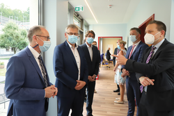 Gute Gespräche beim Rundgang durch die neuen Räume Gute Gespräche beim Rundgang durch die neuen Räume