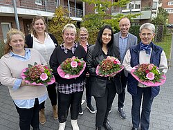 Netzwerkkoordinator Markus Giesbers und die Hausleitungen Angelika Everkamp und Katharina Willausch (hinten v.r.) dankten den Dienstjubilarinnen des St. Josef-Hauses (vorne v.l., mit Blumen): Sina Schellenberg, Birgit Richtermeier, Sevgi Akkaya und Ruth Wienströer. Im Bild fehlt Alexa Rauter.