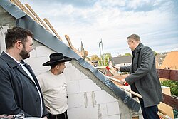 Den symbolischen letzten Nagel schlug Dr. Ansgar Klemann ins Gebälk.