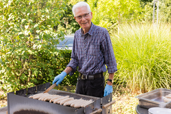 Helmut Puke sorgte am Grill für ein leckeres Mittagessen und auch weitere Mitarbeitende stellten Leckeres bereit.