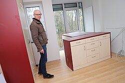 Technischer Leiter Peter Kerkmann beim Baustellenrundgang: In den Apartments werden die Möbel eingebaut.