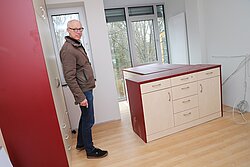 Technischer Leiter Peter Kerkmann beim Baustellenrundgang: In den Apartments werden die Möbel eingebaut. Technischer Leiter Peter Kerkmann beim Baustellenrundgang: In den Apartments werden die Möbel eingebaut.