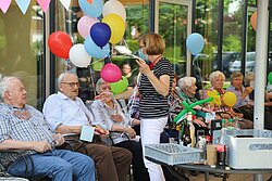 Ballons mit Wünschen wurden auf die Reise geschickt