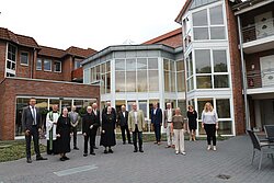Feierliche Einsegnung des Eingangsbereichs des St. Josef-Hauses in Ennigerloh