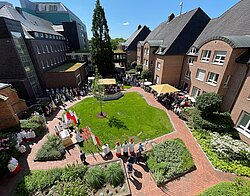 Viel Grün, Hochbeete und geschützte Sitzbereiche: Der neu gestaltete Innengarten des St. Elisabeth-Stifts bot einen schönen Rahmen für den Abschluss der Fronleichnamsprozession. 