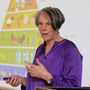 Ernährungsberaterin Verena Schemmann referiert in der Tagespflege des St. Josefs-Hauses über das Thema „Ernährung im Alter“.