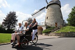 Mit einer E-Rikscha können Bewohnerinnen und Bewohner nun die Umgebung erkunden. Mit einer E-Rikscha können Bewohnerinnen und Bewohner nun die Umgebung erkunden.