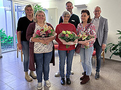 Für ihre langjährige Treue und ihren beruflichen Einsatz wurde im Rahmen eines gemeinsamen Kaffeetrinkens die Jubilare des St. Magnus-Hauses in Everswinkel geehrt. Zum Jubiläum gratulierte (hinten v. l.) Linda Altewische (Hausleitung) gemeinsam mit Hausleitung Jens Hinkemann und Netzwerkkoordinator Markus Giesbers den Jubilarinnen (vorne v. l.) Petra Kochmann (15 Jahre), Gisela Grenz (15 Jahre) und Manuela Goddemeier (10 Jahre).