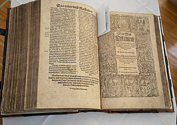 Die Dietenberger-Bibel aus dem 16. Jahrhundert muss regelrecht aufgeschlagen werden.