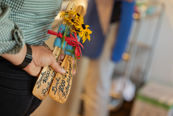 Für ihre Arbeit bekamen die beiden Ehrenamtlichen als Dankeschön einen besonderen Kochlöffel vom St. Elisabeth-Stift.