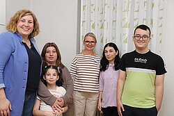 Katharina Willausch, Sofiko Khasia, Sabrina Bebia , Angelika Everkamp, Maia Bebia und Irakli Khasia. Katharina Willausch, Sofiko Khasia, Sabrina Bebia , Angelika Everkamp, Maia Bebia und Irakli Khasia.